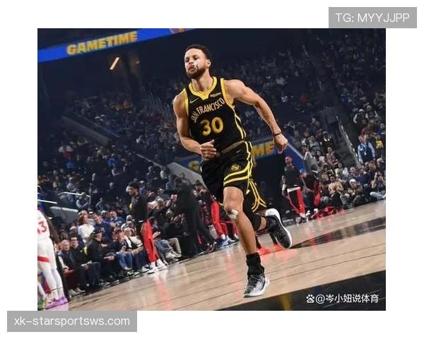 库里无球跑位制造空位，拉开防守胜于上季