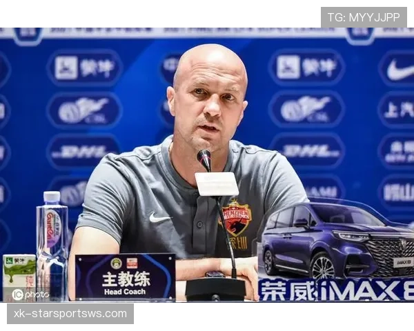 克鲁伊夫本赛季高位逼抢撕开防线展现核心角色变化